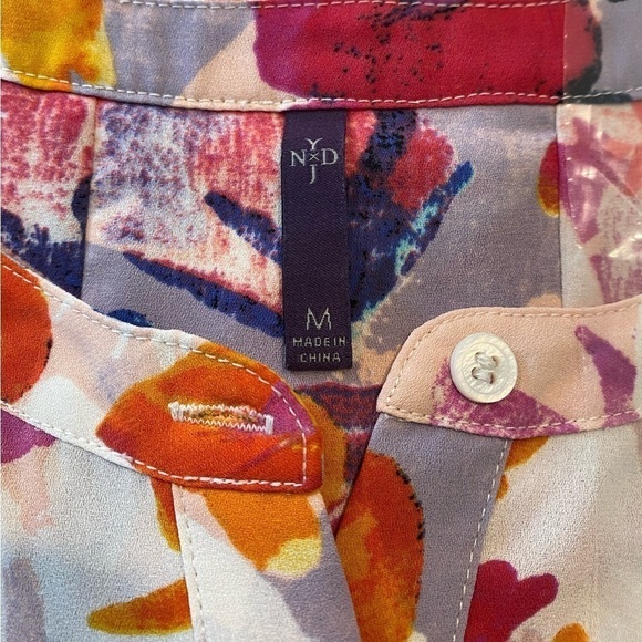 NYDJ Pink Floral Sleeveless 1/3 Front‎ Button Blouse in Medium - Picture 4 of 8